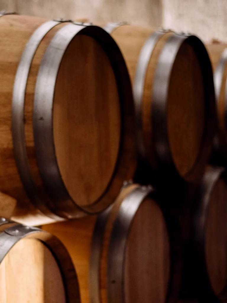 Fûts de chêne où vieillit l'eau de vie de cidre Pomage