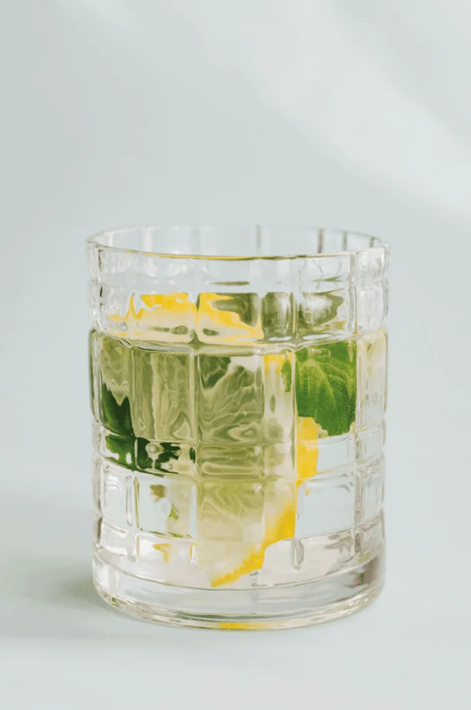 Cocktail Pomage au citron et à la menthe, servi avec des glaçons