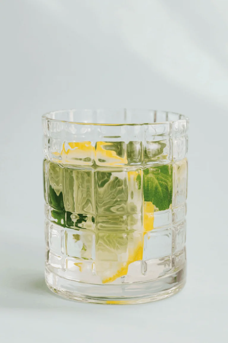 Cocktail Pomage au citron et à la menthe, servi avec des glaçons